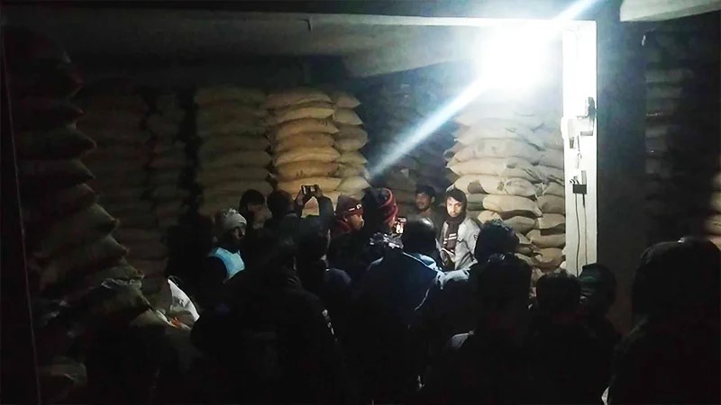 ফকিরহাটে ওএমএসের ৬০০ বস্তা সরকারি চাল জব্দ